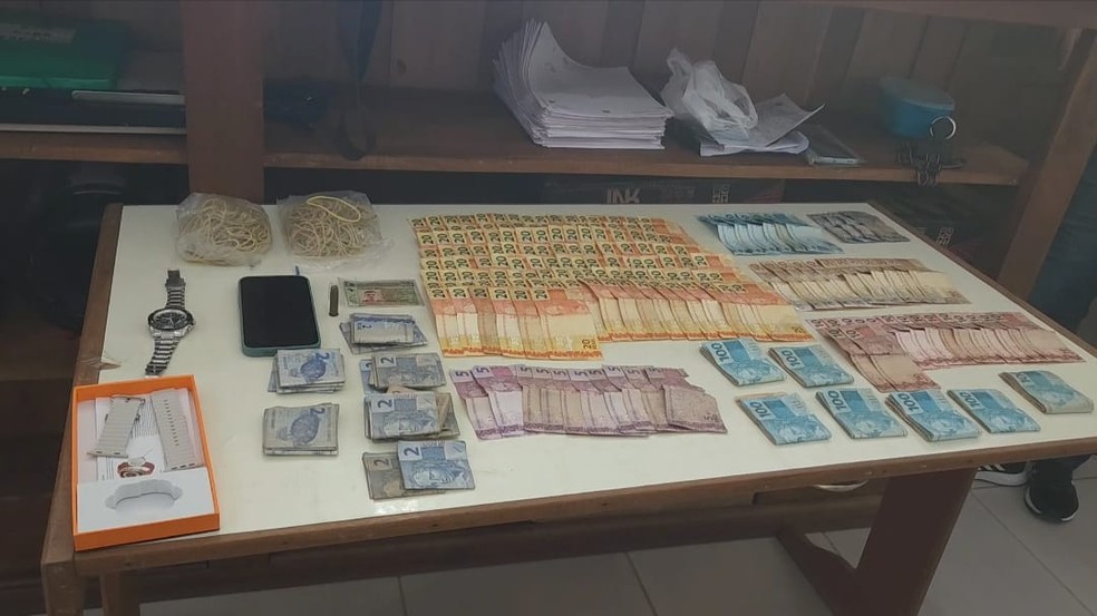 Parte do dinheiro furtado foi recuperado pela Polícia Civil na época do crime — Foto: Reprodução