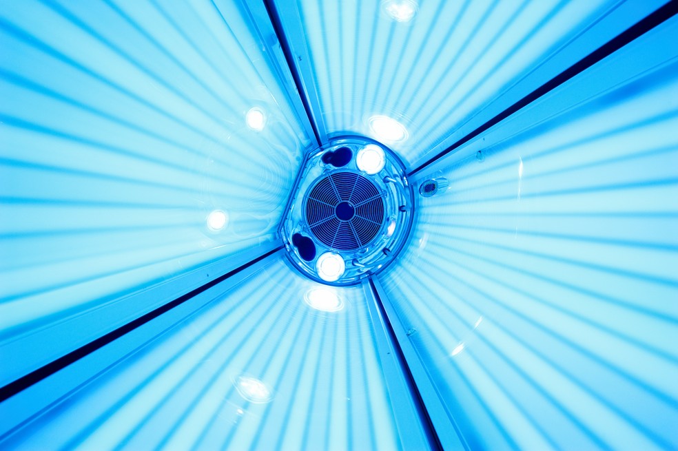 Lâmpadas fluorescentes usadas em bronzeamento artificial: Anvisa proíbe fabricação e comercialização — Foto: Adobe Stock