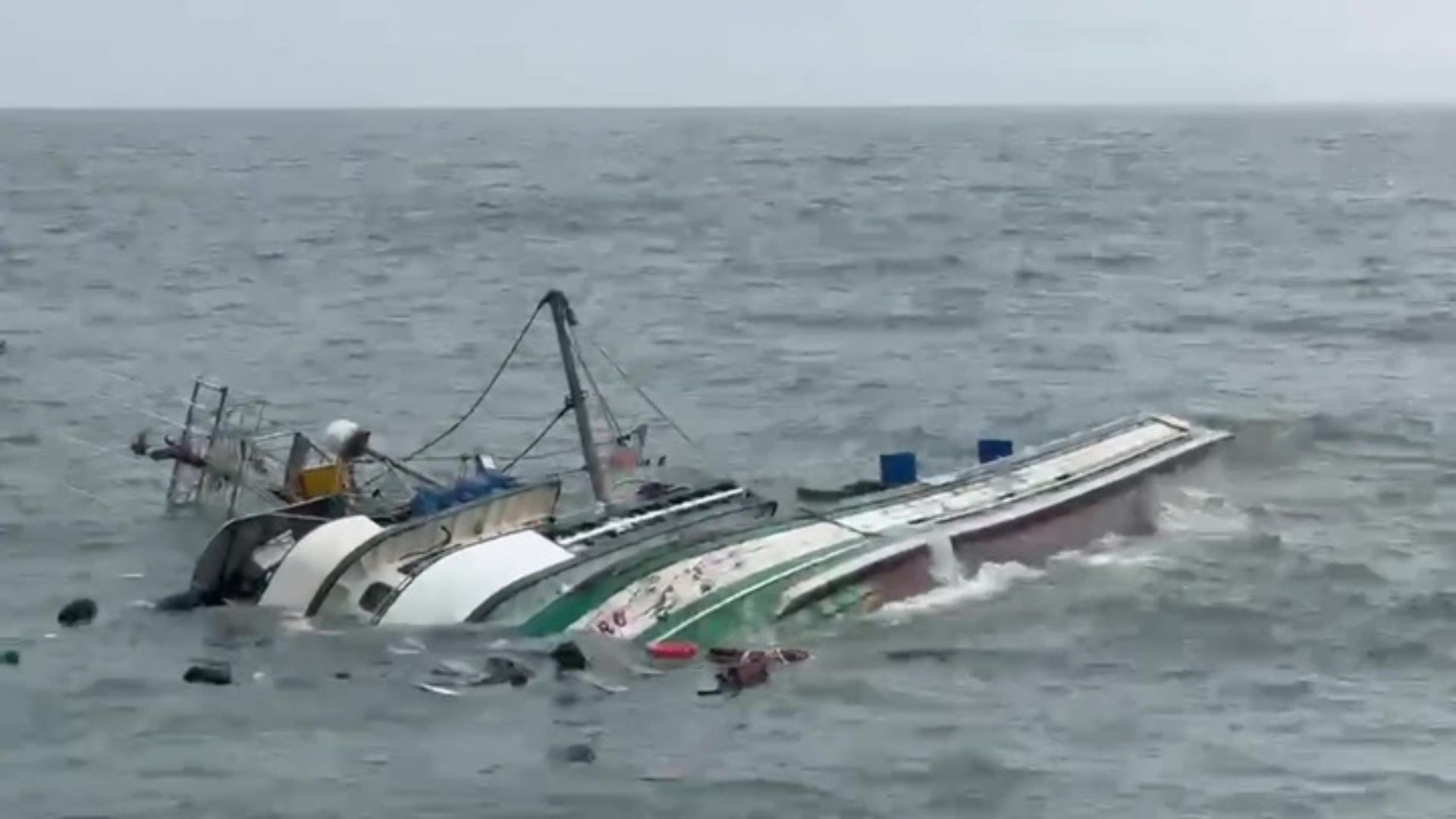 Barco de pesca naufraga no litoral do RS e momento é registrado em VÍDEO; todos conseguiram se salvar