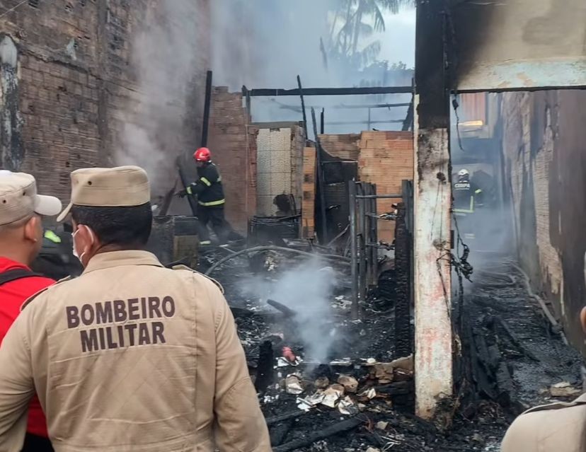 Incêndio atinge quatro casas em Belém, e moradores são hospitalizados após inalarem fumaça