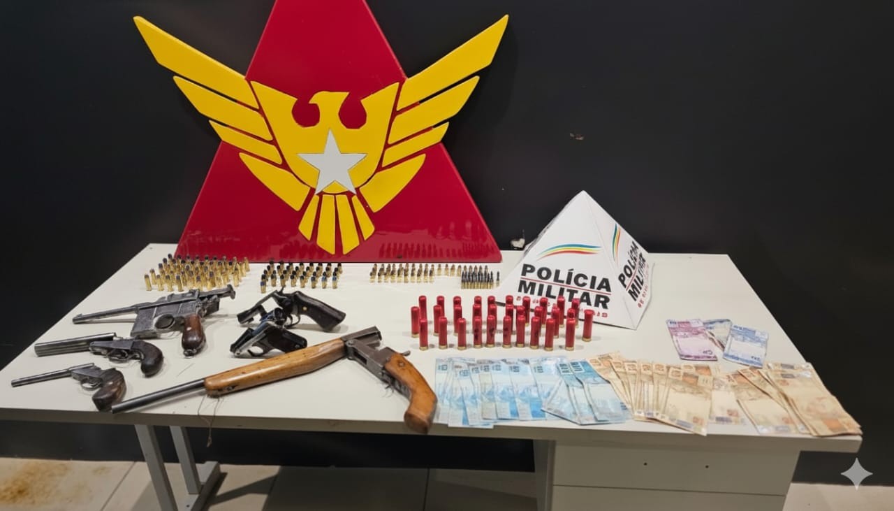 Armas e munições são apreendidas após homem atirar em casa, em Montes Claros