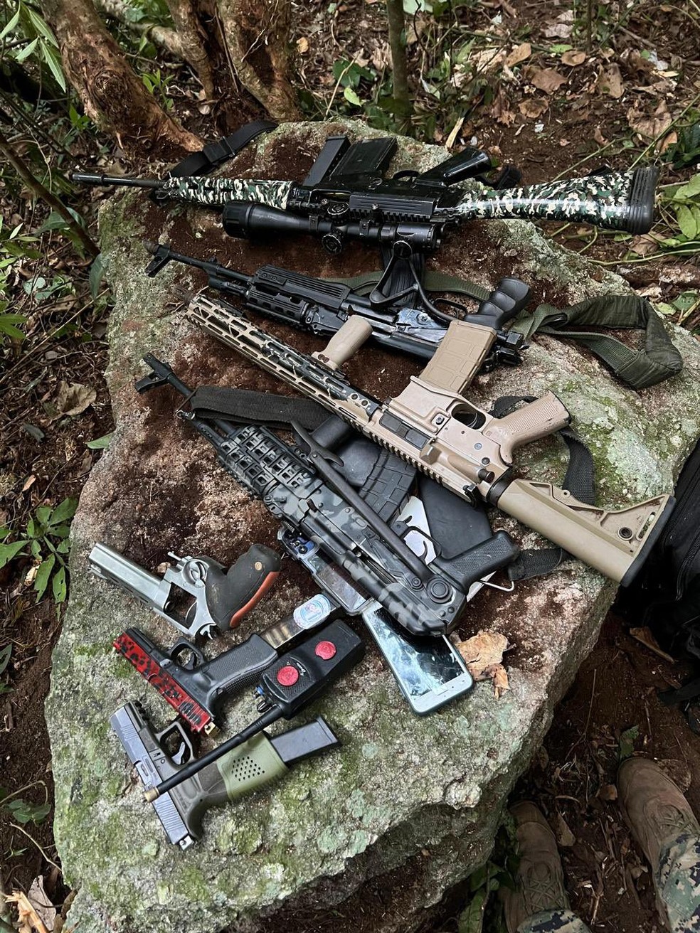 Fuzis e pistolas foram apreendidos em operação das forças de segurança do Rio de Janeiro e do Ceará na Rocinha, na Zona Sul do Rio — Foto: Divulgação/ PMERJ