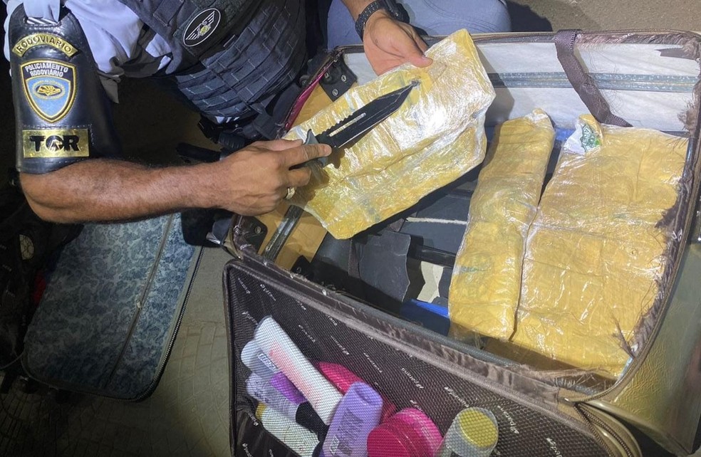 Polícia Rodoviária encontrou três invólucros de haxixe escondidos em mala, em Presidente Epitácio (SP)  — Foto: Polícia Rodoviária