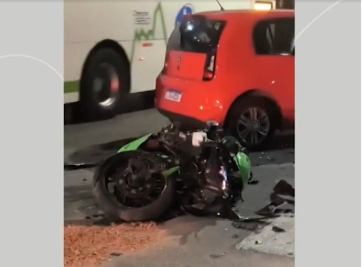 VÍDEO: motociclista é arremessado por cima de carro e fica gravemente ferido em acidente em Teresópolis
