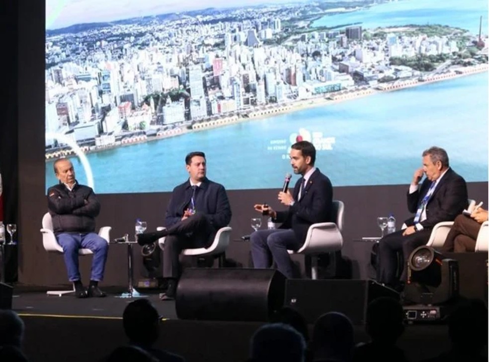 Eduardo Leite em evento com Jorginho Mello e Ratinho Junior: ajuda do governo federal foi fundamental após desastre no RS, diz pesquisador — Foto: Valterci Santos/CBIC
