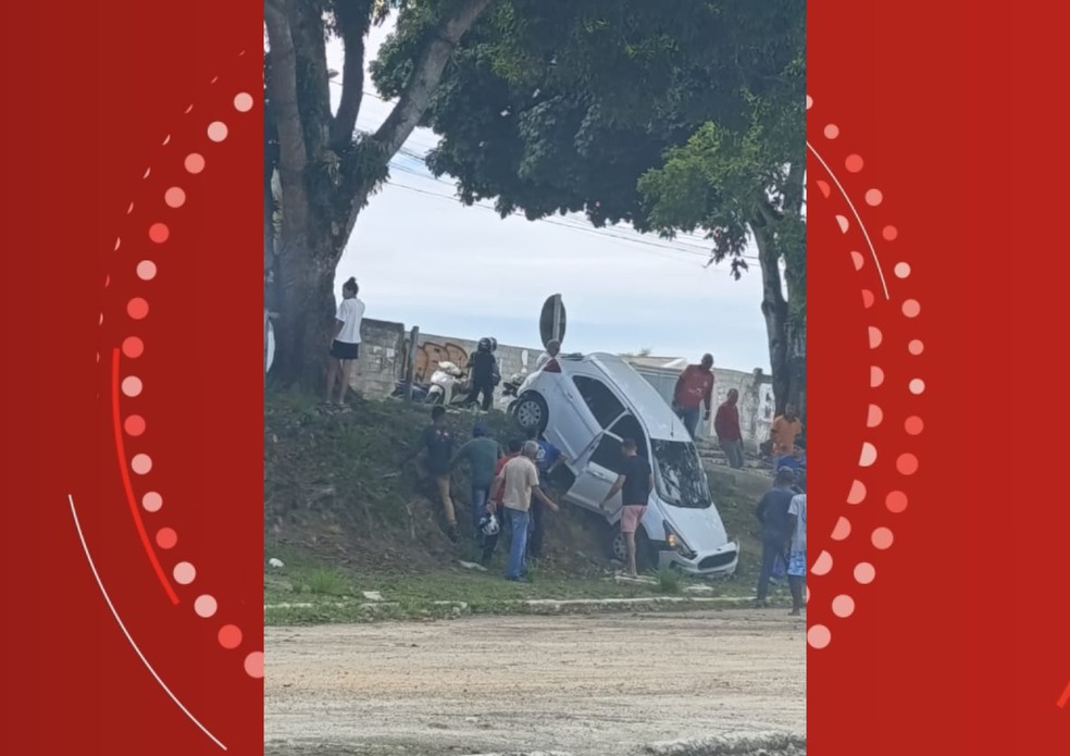 Vítima perdeu o controle da direção após ser baleado e o carro caiu em um barranco — Foto: Reprodução/Redes Sociais