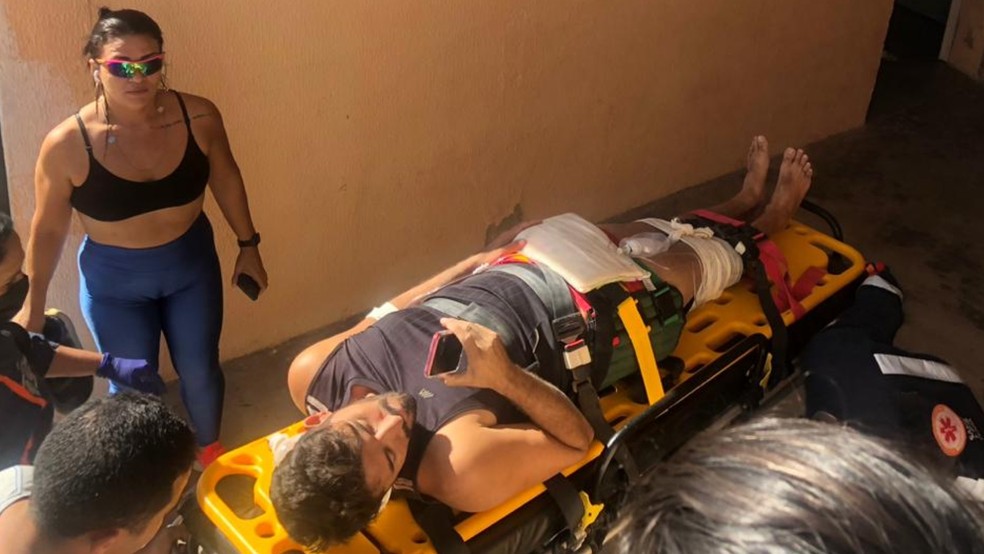 Após ter perna machucada por pedra de três toneladas, Marciel Bezerra deixou hospital no mesmo dia do acidente — Foto: Arquivo pessoal