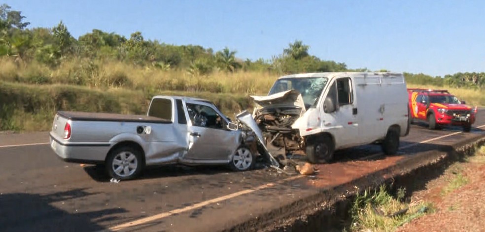 Van bateu de frente com carro onde estavam as três vítimas — Foto: Reprodução/RPC