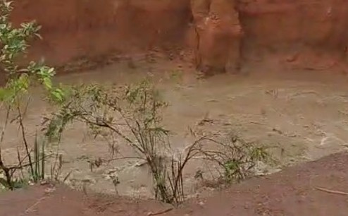 Estrada cede durante fortes chuvas e comunidades ficam isoladas em Marabá, no sudeste do Pará