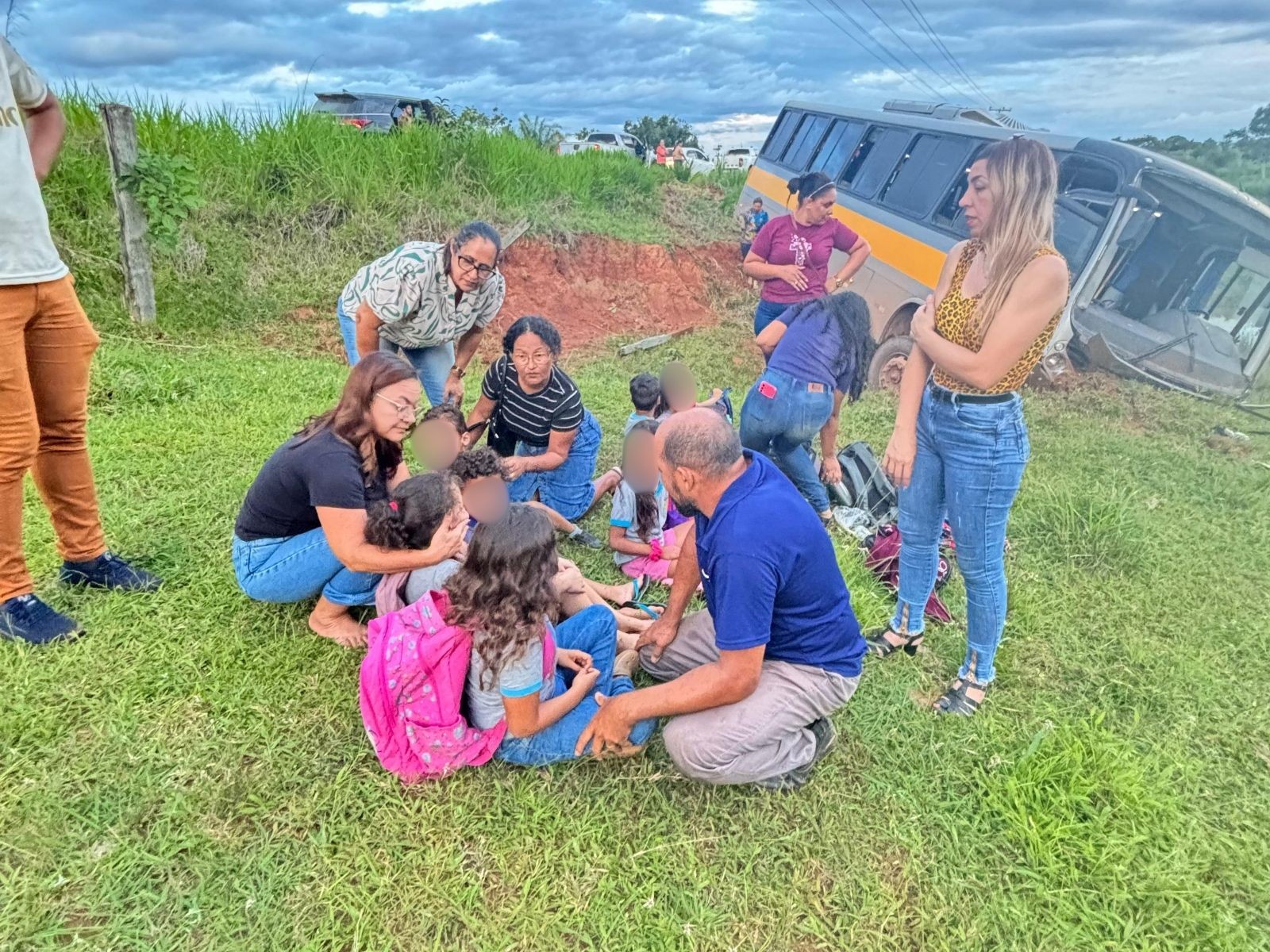 Ônibus escolar sai da pista e cai em buraco no interior do Acre