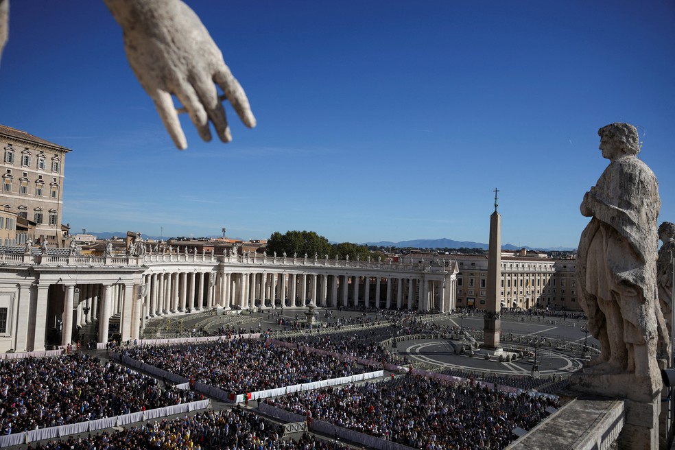 Missa na Praça de São Pedro, no Vaticano, sem a presença do papa Leão XIV em 14 de outubro de 2026. — Foto: REUTERS/Stoyan Nenov