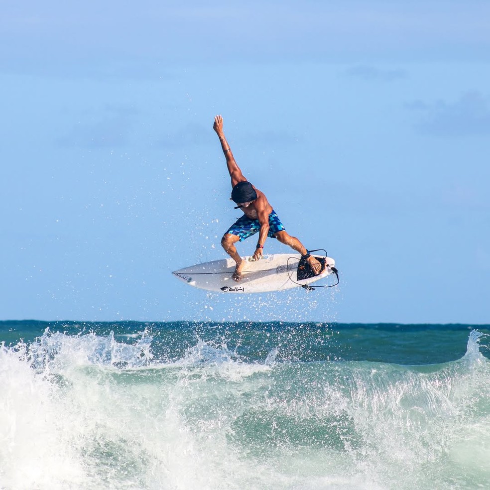Deno Rocha é atleta profissional e professor de surf na Praia do Francês — Foto: Reprodução/Redes sociais