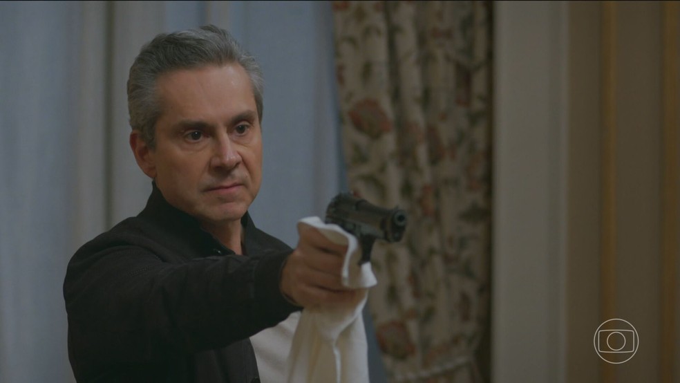 Marco Aurélio aparece atirando em Odete Roitman (Debora Bloch) em cena de 'Vale Tudo' — Foto: Reprodução/TV Globo