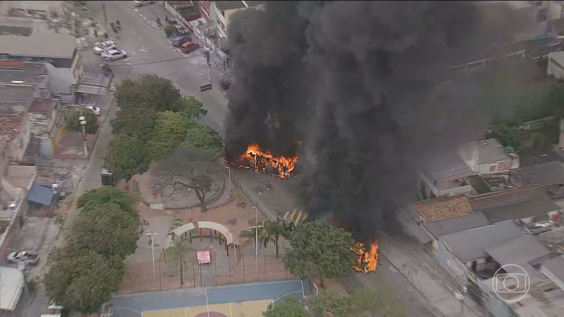 Operação contra tráfico de drogas tem tiroteio e ônibus incendiados na Zona Norte do Rio 