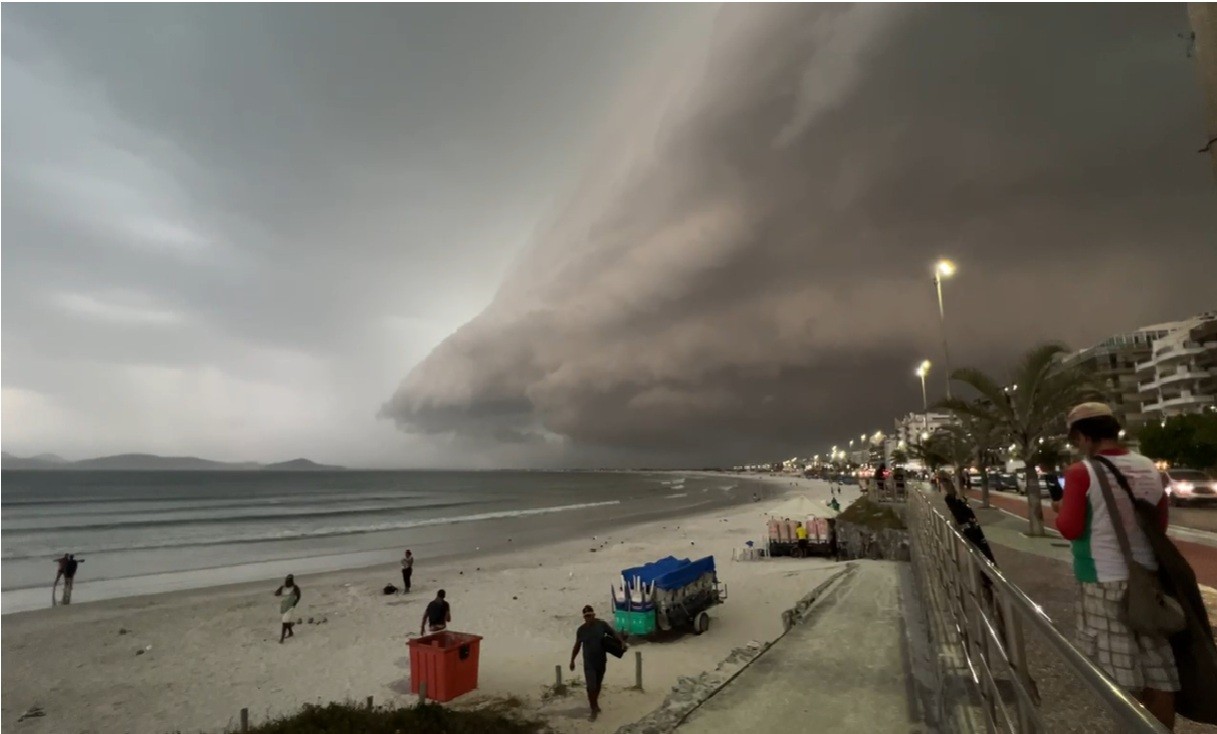 Nuvem-prateleira impressiona moradores durante temporal em Cabo Frio; entenda o fenômeno