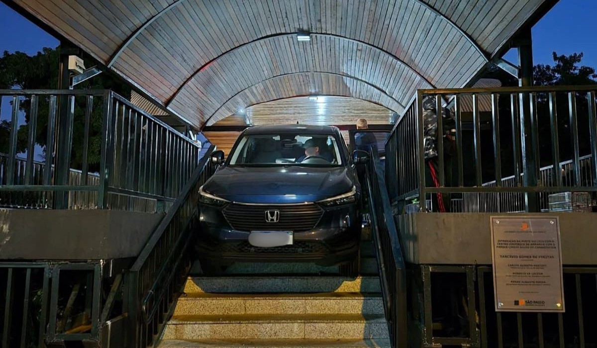 Carro fica preso em escadaria de pedestres após motorista se perder com GPS em Amparo