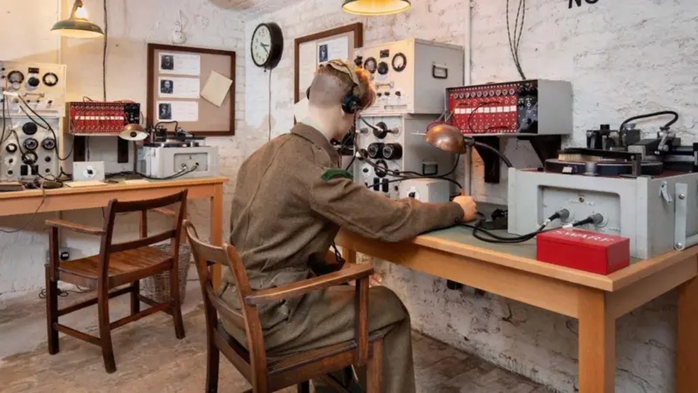 No porão da mansão, um sistema de gravação registrou as conversas privadas dos generais nazistas — Foto: Trent Park Museum Trust