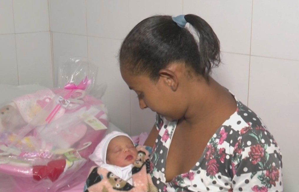 Gari realiza parto de mulher após ouvir gritos de socorro quando passou por casa na Bahia: 'Eu vou ser o padrinho dessa criança'