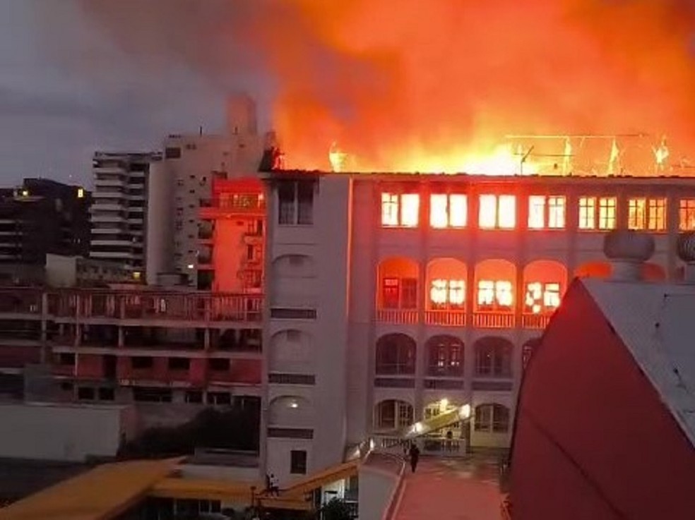 Incêndio atinge o Colégio Marista Santa Maria — Foto: Arquivo pessoal/ Nalini Castilhos