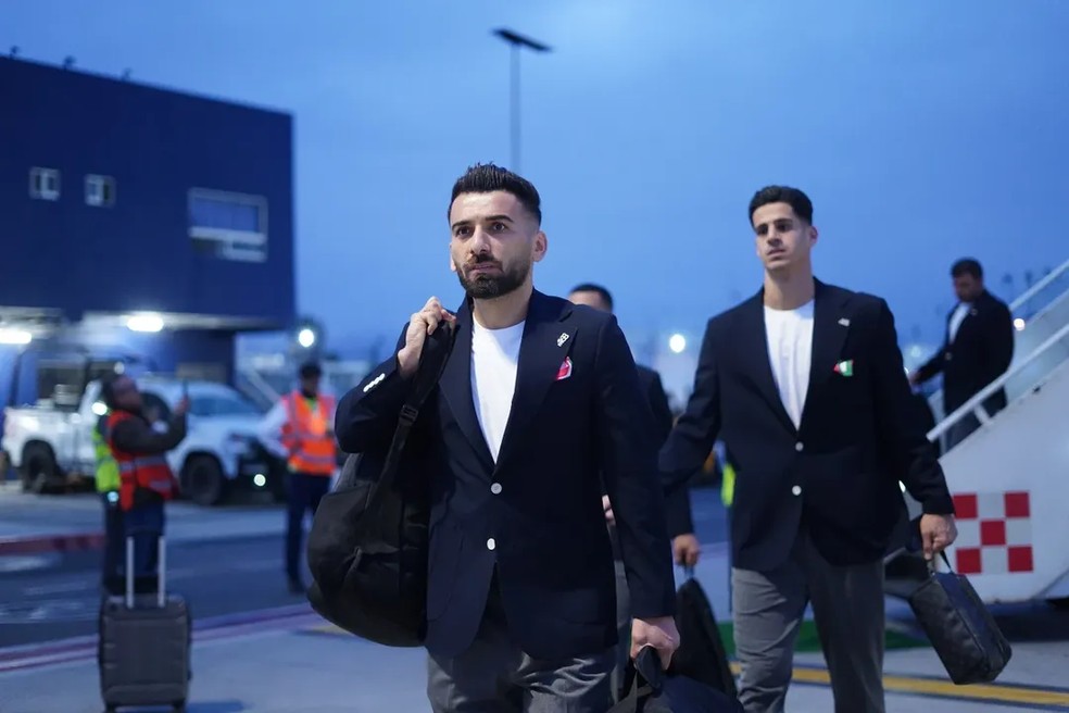 Jogadores da seleção de futebol do Irã utilizam broche '#168', em referência a vítimas de ataque dos EUA a escola em Minab, durante desembarque em Tijuana, no México, para a Copa do Mundo em 7 de junho de 2026. — Foto: Divulgação/Seleção iraniana