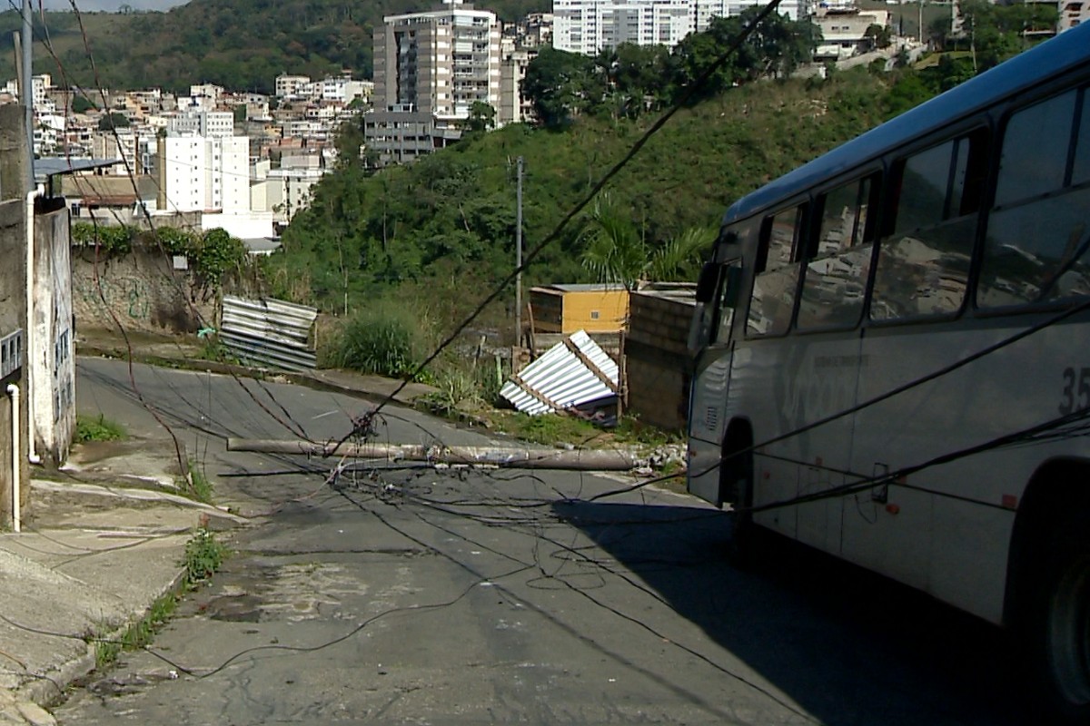 Ônibus bate em poste e deixa moradores sem energia elétrica no bairro Bela Aurora, em Juiz de Fora