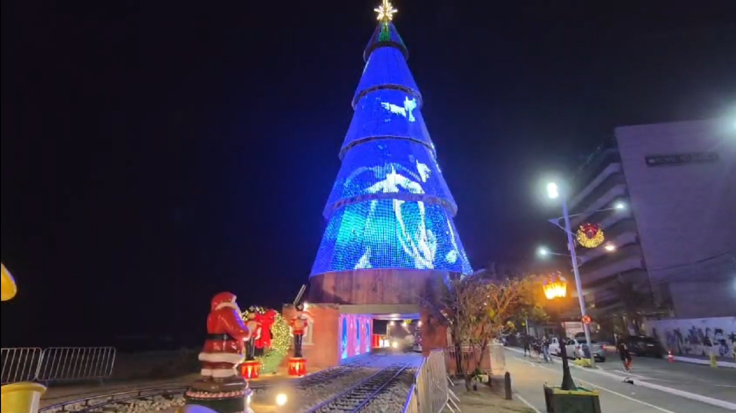 Vila do Noel é inaugurada na Praia Campista e abre temporada natalina em Macaé