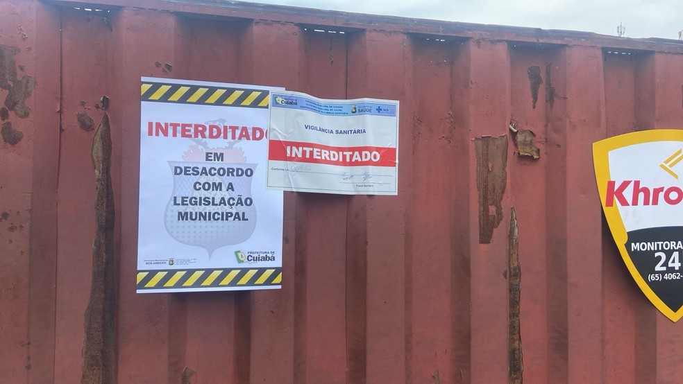 Distribuidora de bebidas é fechada em Cuiabá — Foto: Bárbara Siviero/TVCA