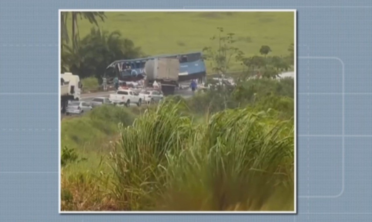 Batida entre caminhão baú e ônibus mata duas pessoas e deixa