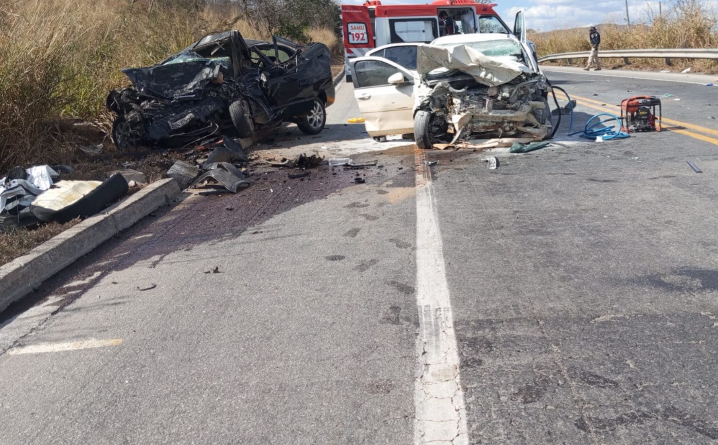 Sete pessoas morrem após carro que fugia da PRF na BR-251 bater de frente com outro automóvel