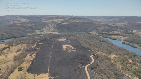 VÍDEO: Bombeiros combatem incêndio na zona de amortecimento do Parque Estadual do Pau Furado