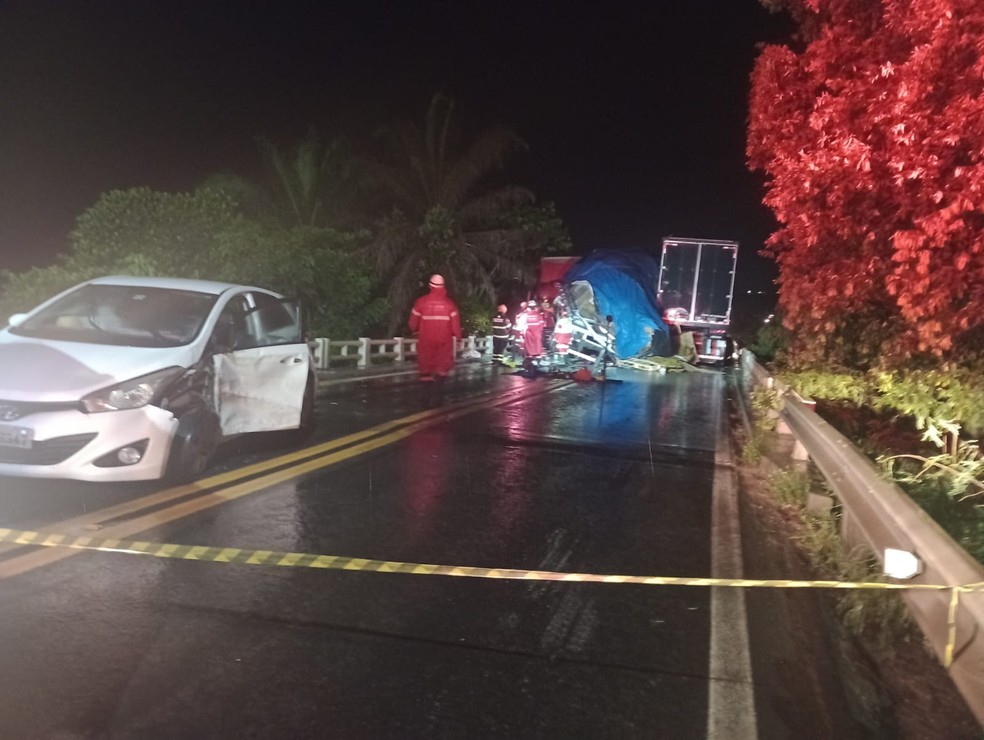 Acidente com 4 veículos deixa 1 morto, 4 feridos e interdita a BR-101, em São Mateus, no Espírito Santo — Foto: Reprodução/Redes Sociais