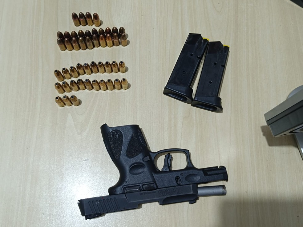 Pistola 9mm encontrada com Maria Angélica Caixeta Gontijo em Patos de Minas — Foto: Polícia Civil de Minas Gerais/Divulgação