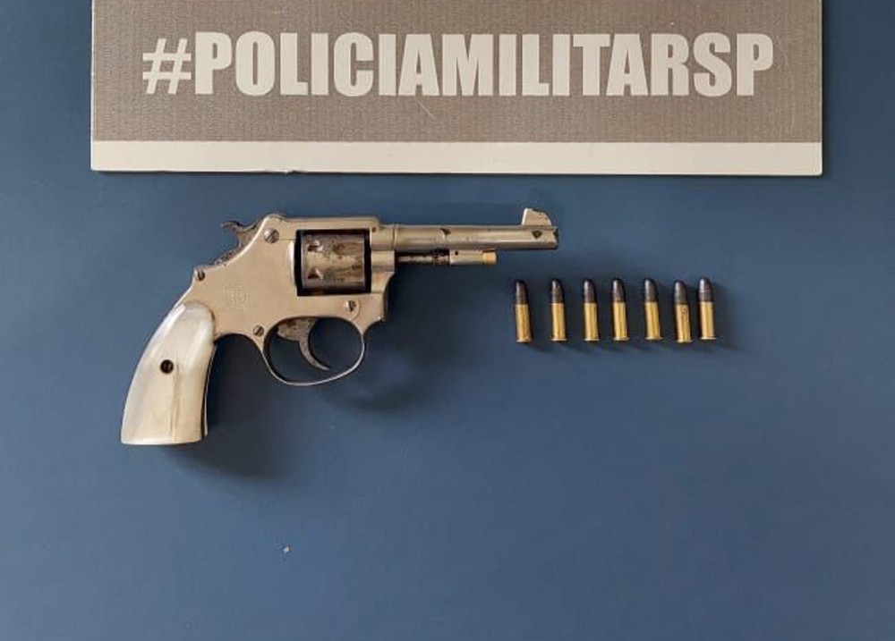 Após ameaçar familiares com faca e arma de fogo e tentar fugir pelo telhado, homem é preso em Osvaldo Cruz