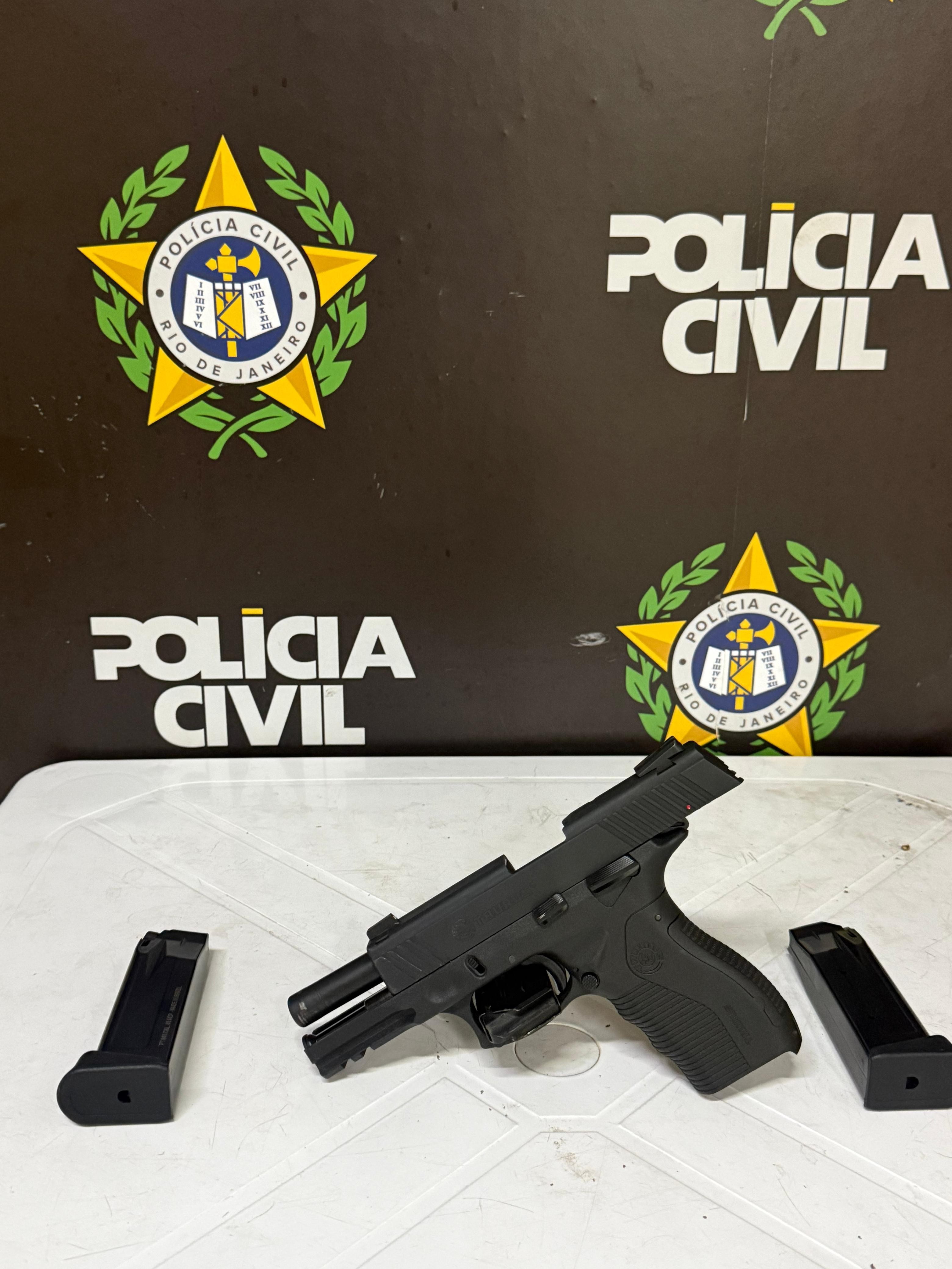Arma de suspeito de atirar contra carro de ex-namorada é apreendida em Resende