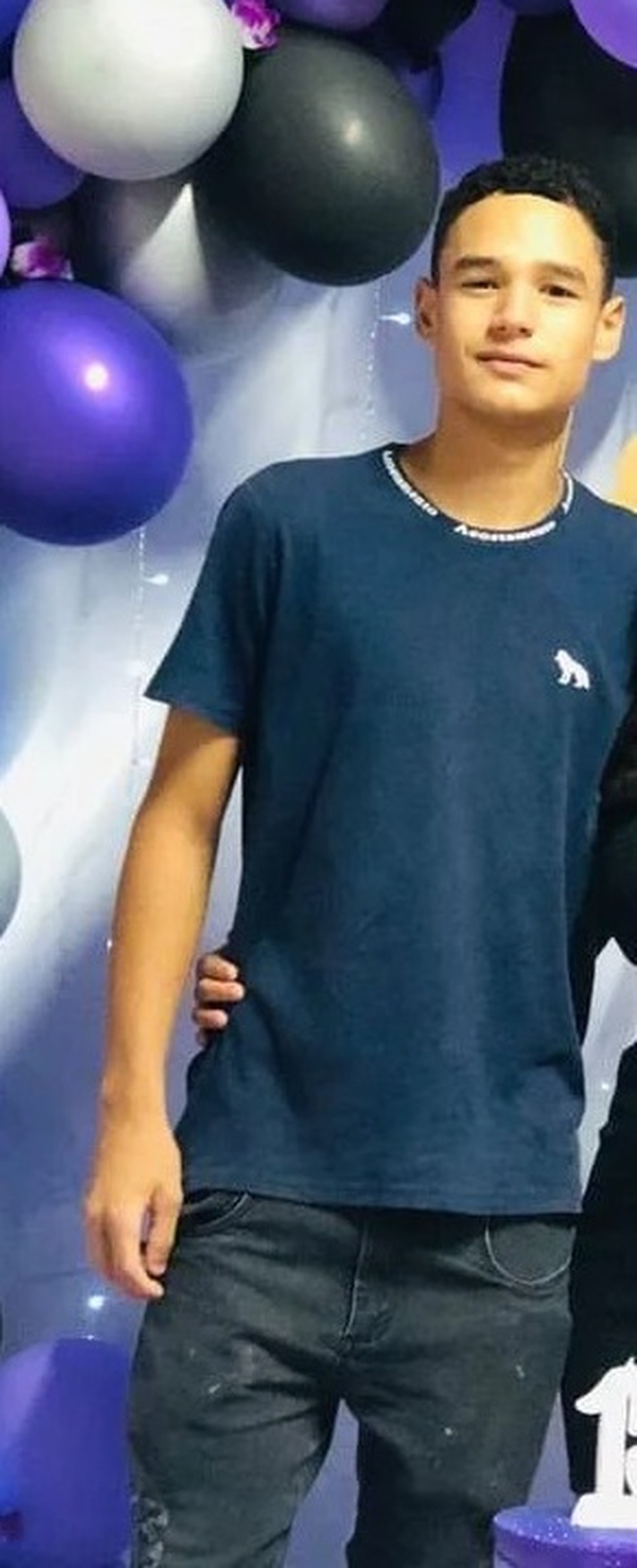 O adolescente caiu da moto, bateu a cabeça e morreu no local. — Foto: Reprodução