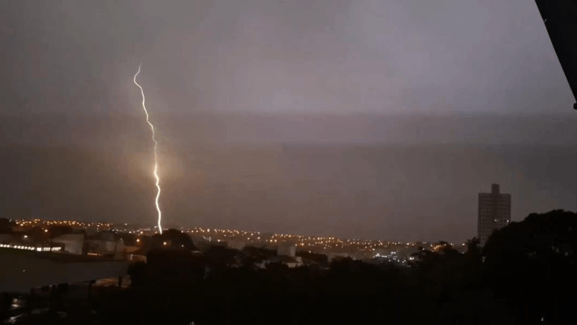 VÍDEO: Bauru registra mais de 2,7 mil raios durante temporal na madrugada
