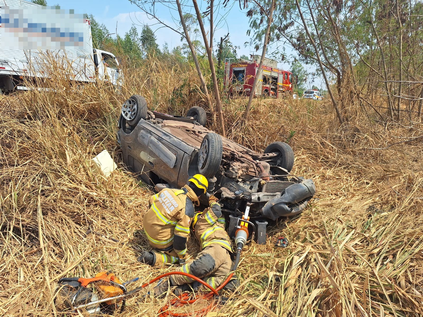 Motorista perde controle da direção e veículo capota na MG-170