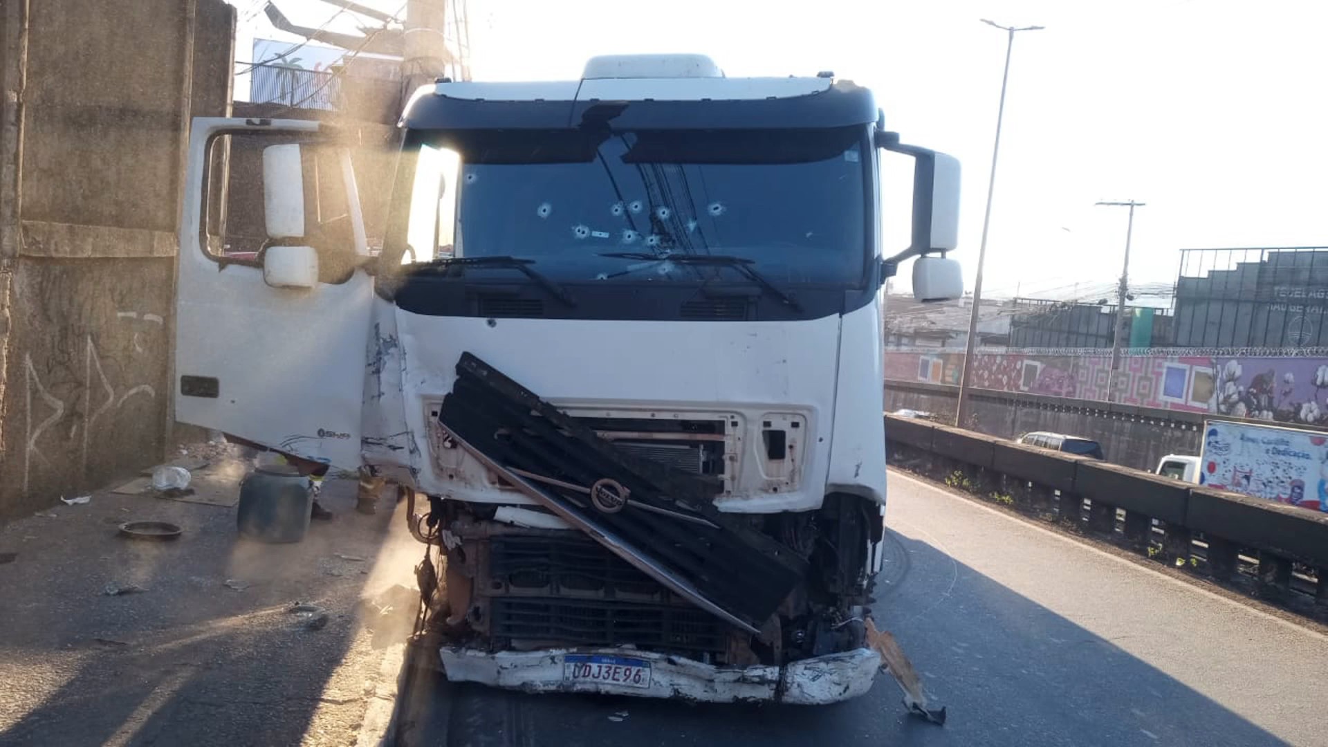 VÍDEO: Caminhoneiro atinge carros, ataca policiais e é baleado pela PM na Grande BH