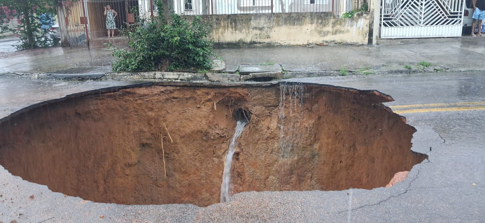 VÍDEO: Nova cratera se abre em rua onde caminhão foi 'engolido' por buraco gigante em São José dos Campos