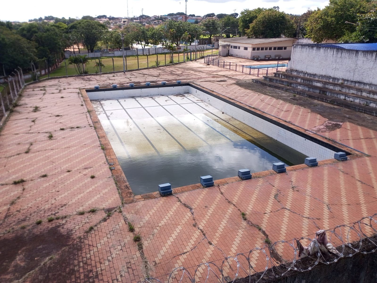Moradores denunciam risco de dengue em piscina pública abandonada em Capão Bonito