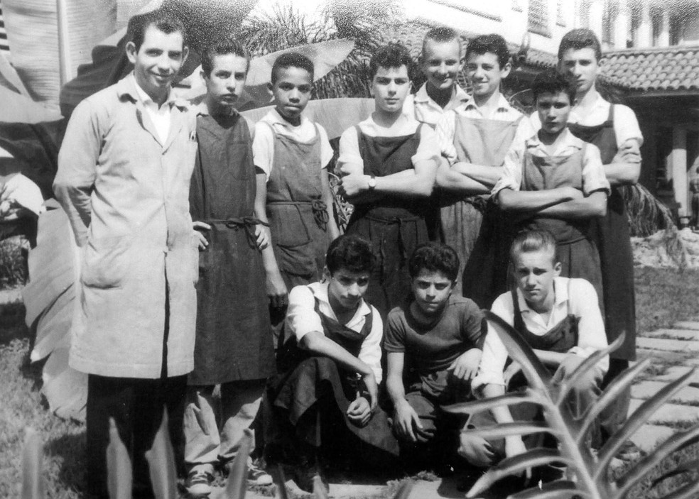 O presidente Lula (PT), na primeira fileira, aparece abaixado entre os colegas que usam aventais. Atrás, está a turma do curso técnico de torneiro mecânico do Senai. A foto foi tirada entre 1961 e 1962, no Senai Ipiranga, onde eles estudavam. — Foto: Reprodução