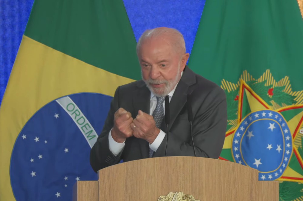 Senador Flávio Bolsonaro muda posicionamento e votará a favor da PEC do fim da escala 6x1
