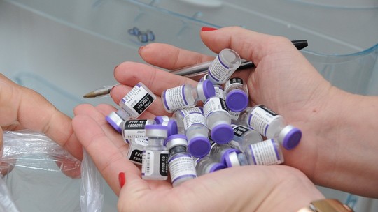 Ômicron: 2 doses de vacina induzem níveis mais baixos de anticorpos, indica estudo da Oxford