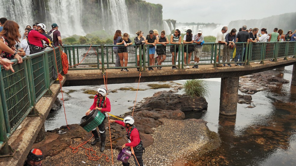 Limpeza só foi possível devido ao baixo nível do rio — Foto: Urbia+Cataratas