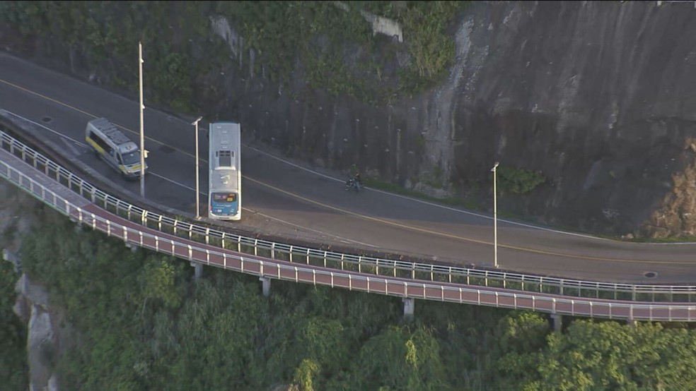 ônibus é usado como barricada na Avenida Niemeyer — Foto: Reprodução/TV Globo