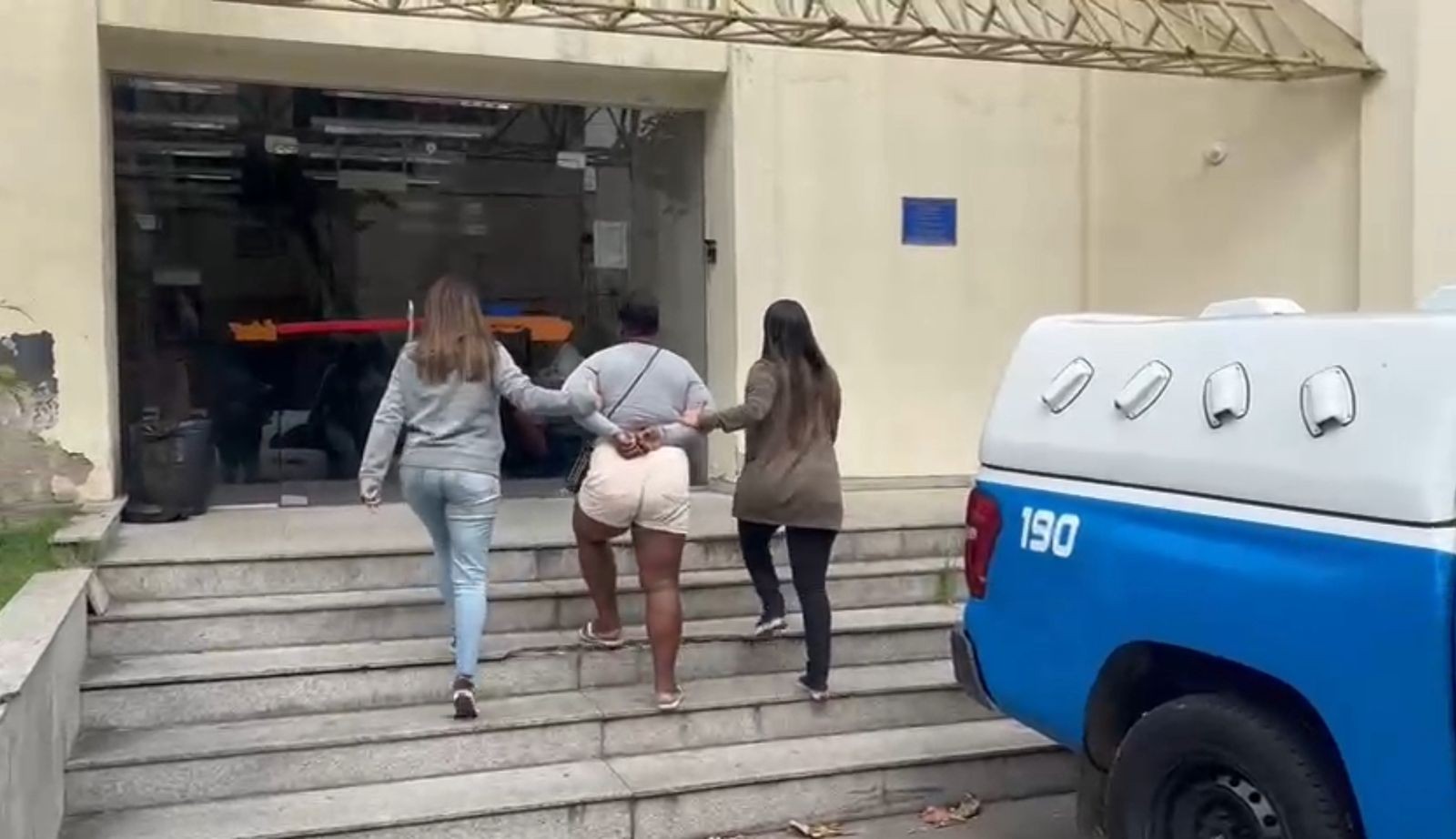 Polícia prende mulher por morte do amante; homem foi incendiado após discussão