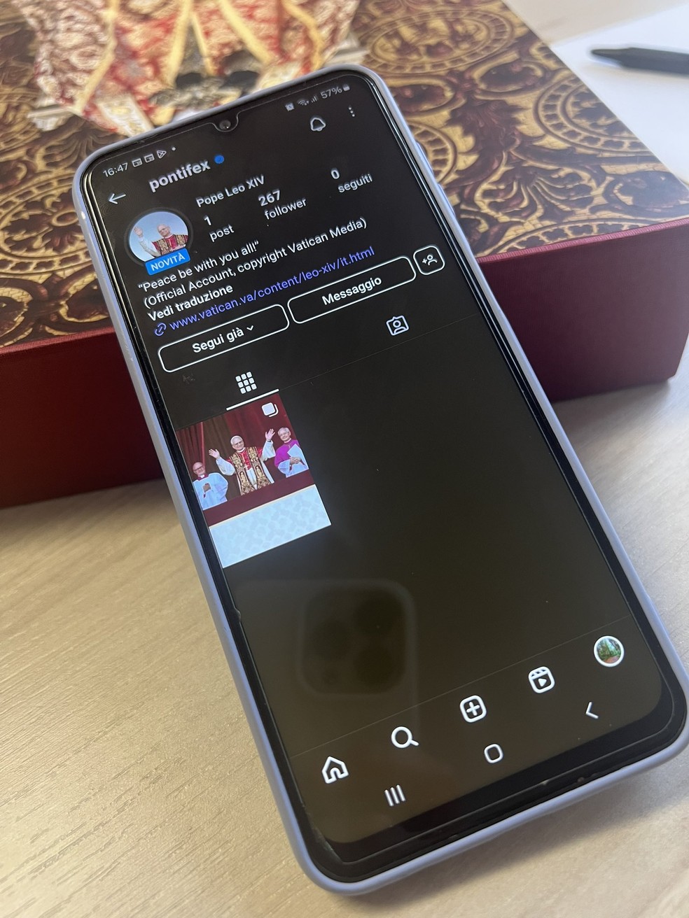 Celular com novo perfil do papa Leão XIV no Instagram. — Foto: Reprodução/Vaticano