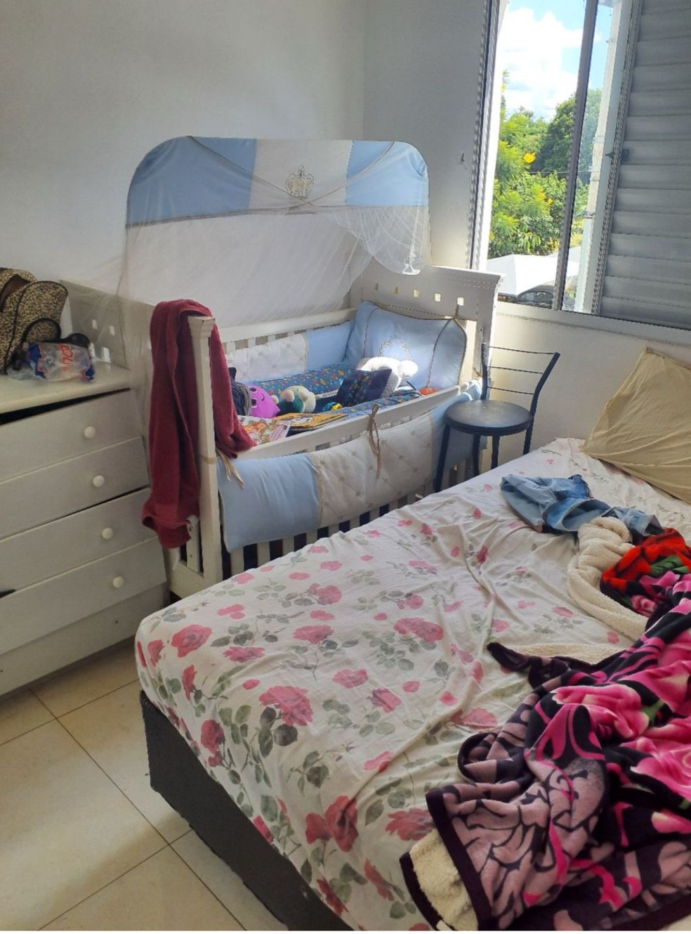Mãe é presa por abandonar filho de 8 anos em apartamento por três dias em Americana. — Foto: Guarda Municipal de Americana