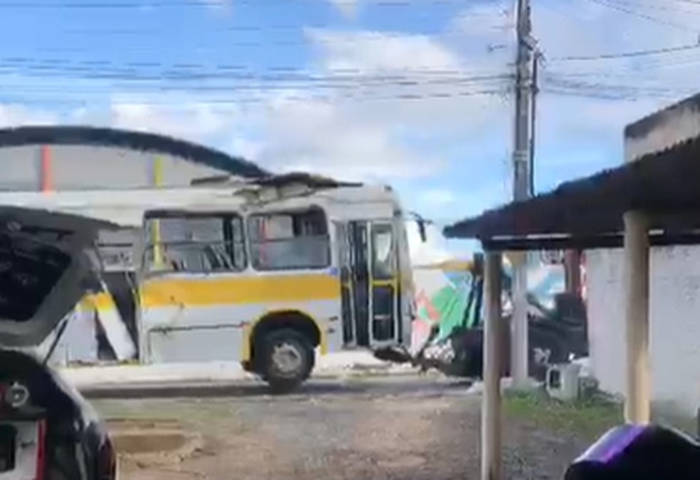 �nibus foi retirado do local do acidente nesta segunda-feira � Foto: Reprodu��o