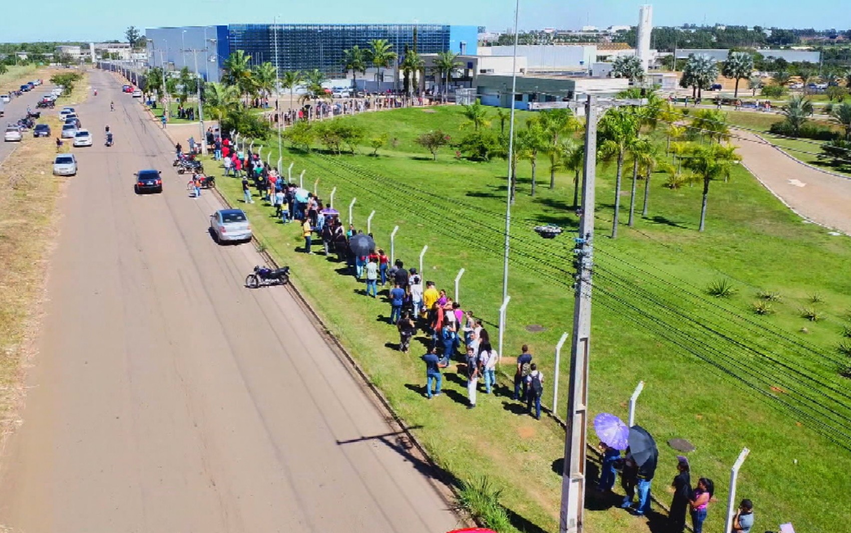 Anúncio de vagas de emprego em montadora provoca fila gigante em Goiás; vídeo